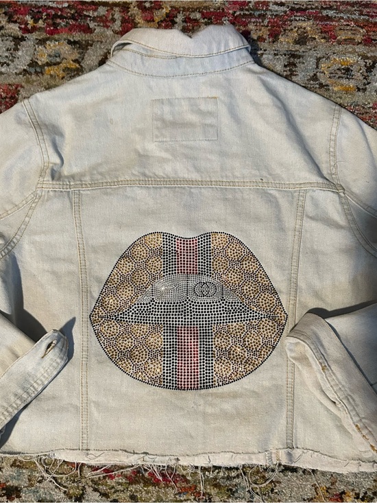 Source Unknown Jackets & Blazers - Source Unknown custom Light Wash Denim Jean Jacket with Rhinestone Lip Patch